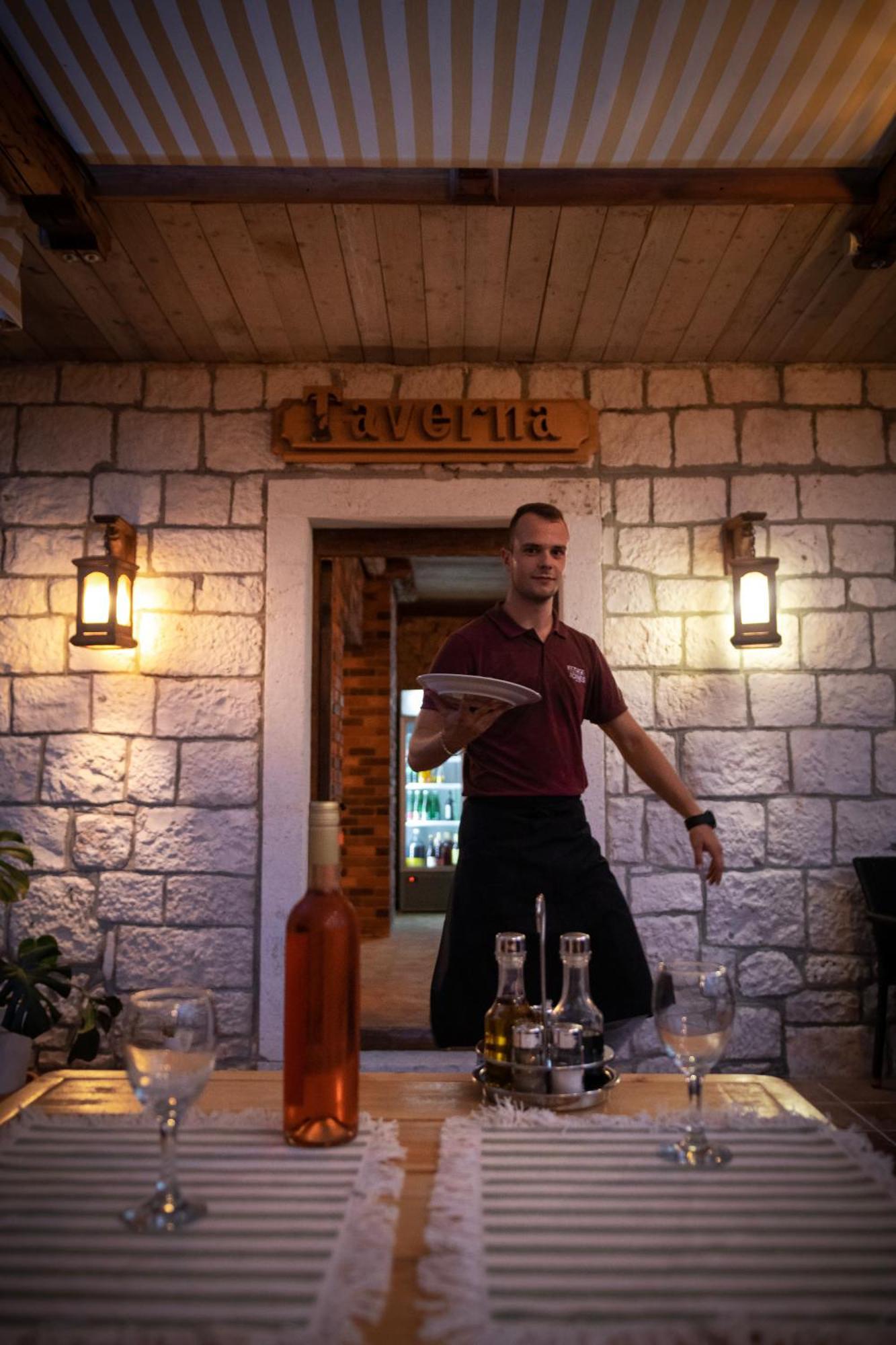 Taverna & Rooms Sutivan Kültér fotó